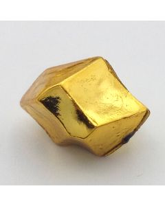 Kristallsteine in glänzend gold